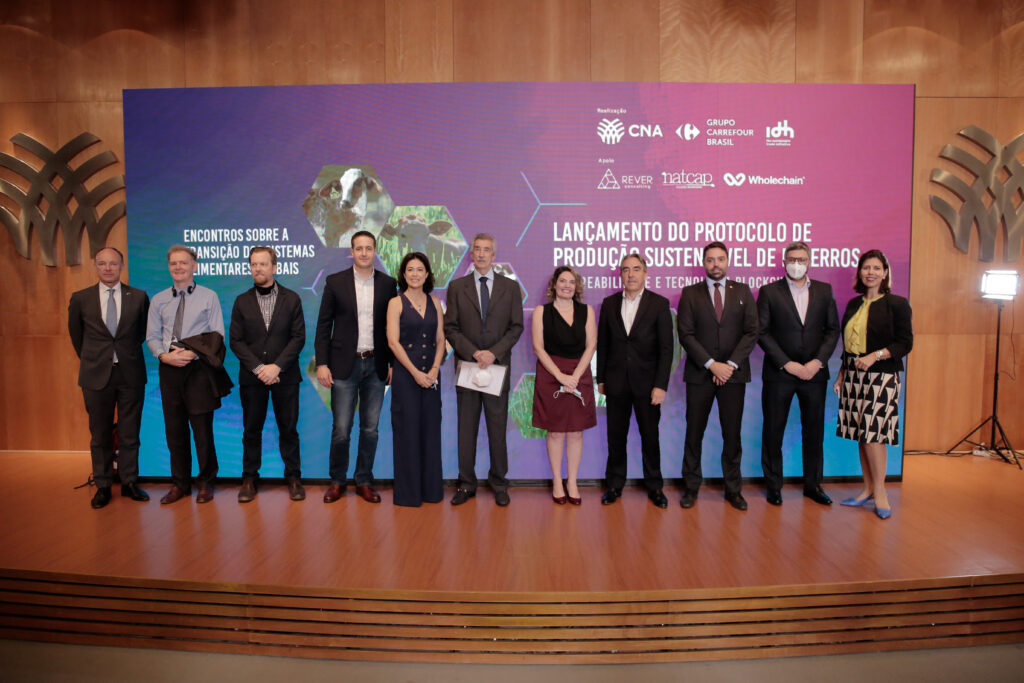 © Fotografo Adriano Brito - From left to right: Andre Driessen (Ambassador of the Kingdom of the Netherlands), Matthew Spencer (IDH Global Landscapes Director), Joe Sellwood (Rever Consulting Director), Jayson Berryhill (Wholechain Co-Funder), Eloísa Hage (Director of Acrimat – Mato Grosso Breeders Association), Kepler Euclides Filho (Advisor to the President of Embrapa), Daniela Mariuzzo (IDH Brazil Executive Director), Stephane Engelhard (Vice-President of Institutional Relations of Carrefour Brazil Group), Paulo Costa (Protocol Coordinator of CNA), Lúcio Vicente (Corporate Affairs and Sustainability of Carrefour Brazil Group), Ida Beatriz (Producer and President of Rural Union in Cáceres-MT/Brazil)