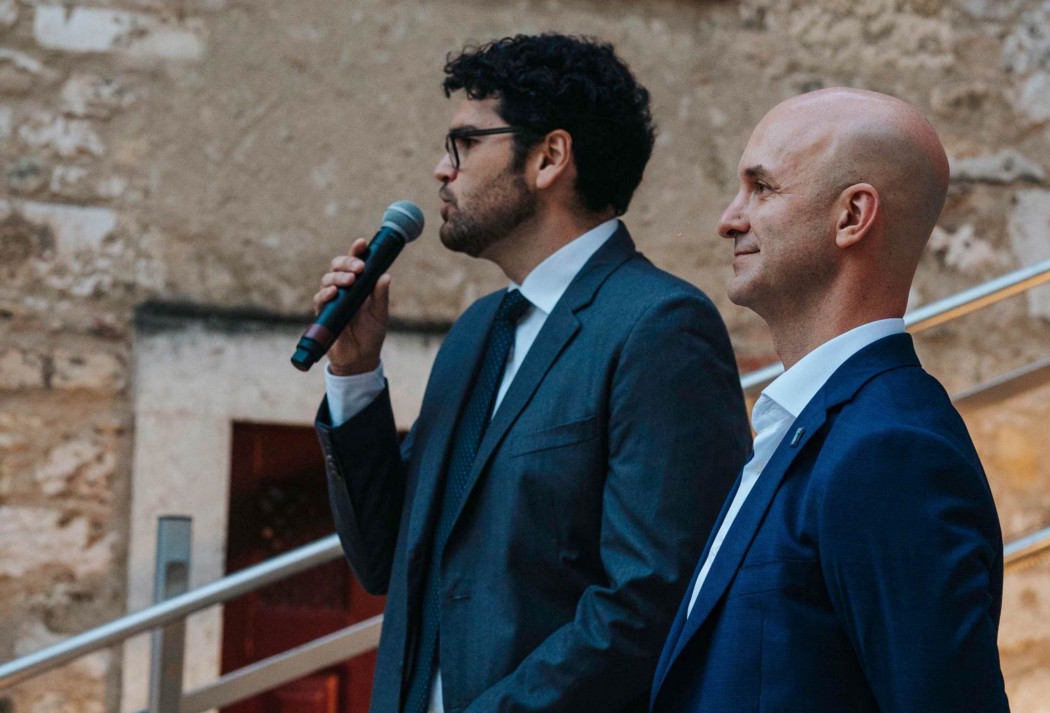 Guilherme do Couto Justo, Soy Program Manager of IDH (left), and Mark Kaplan, Co-Founder of Wholechain (right), introduce IDH and Wholechain’s collaboration around fully traceable, deforestation-free soy for aquaculture supply chains. Photo by Luis Rodrigues, courtesy of The Chefs’ Manifesto.